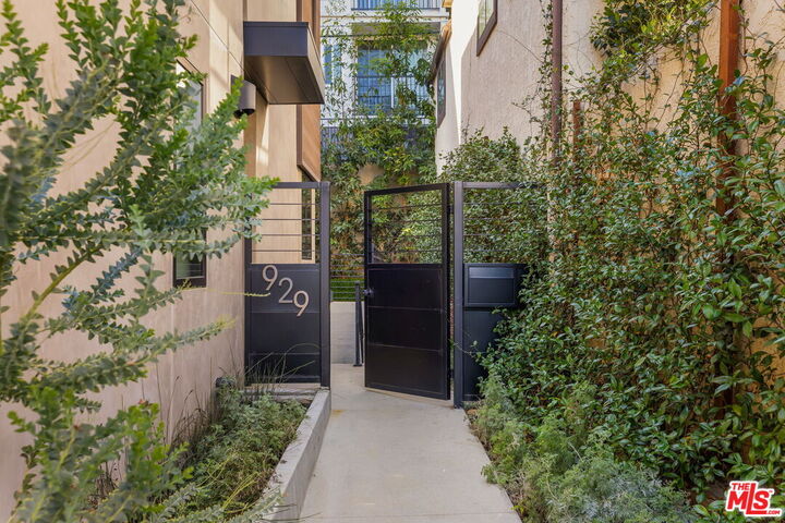 Property Photo:  929 Hilldale  CA 90069 