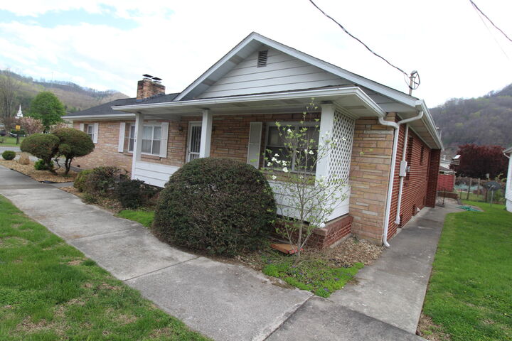 Property Photo:  118 Central Ave  WV 25951 