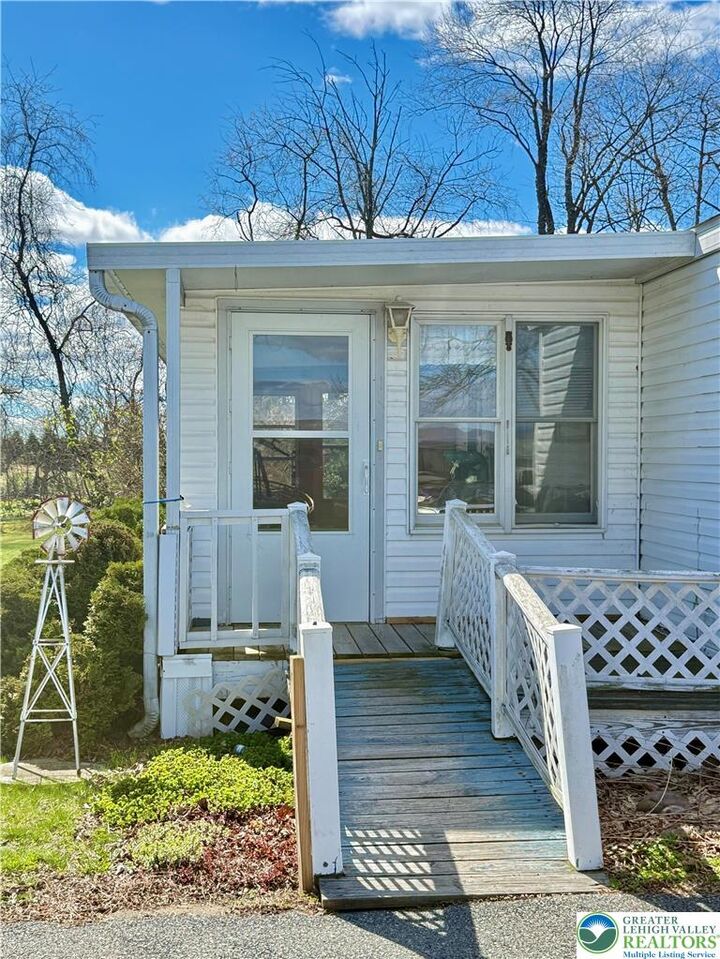 Property Photo: 226 Independence Way PA 18343
