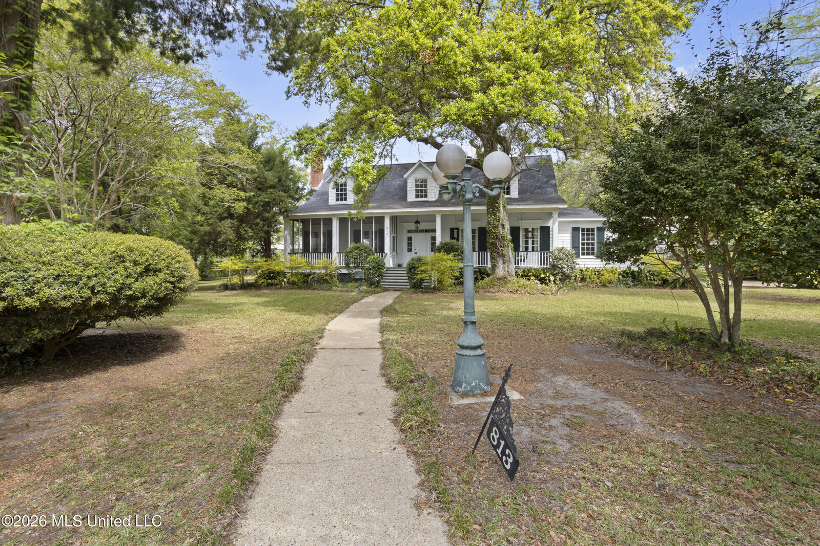 Property Photo:  813 Harbor Lane  MS 39567 