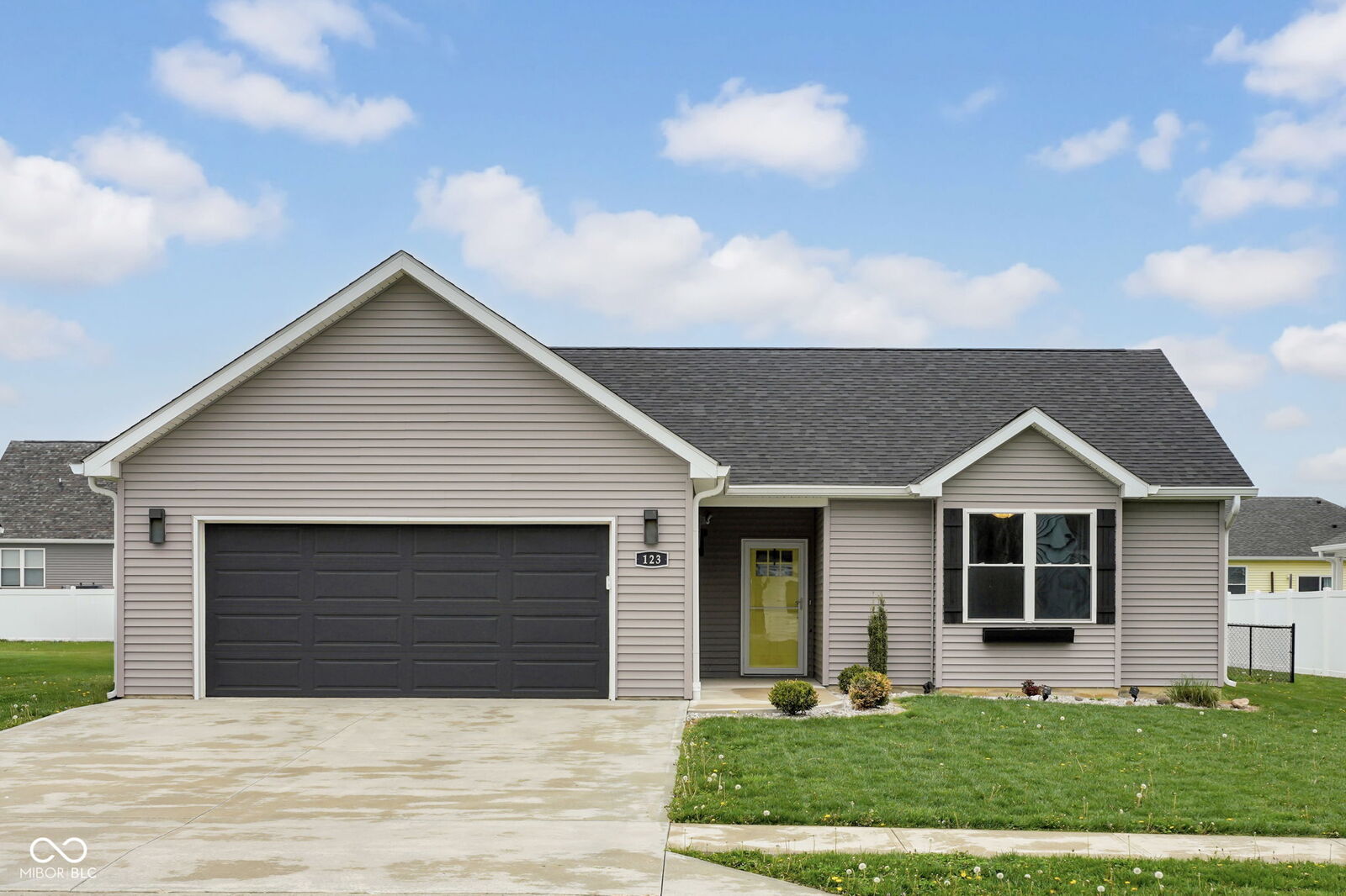 Property Photo:  123 Woods Edge Boulevard E  IN 46135 