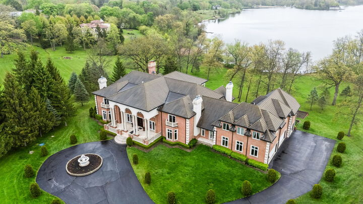 Property Photo:  27147 N Chevy Chase Road  IL 60060 