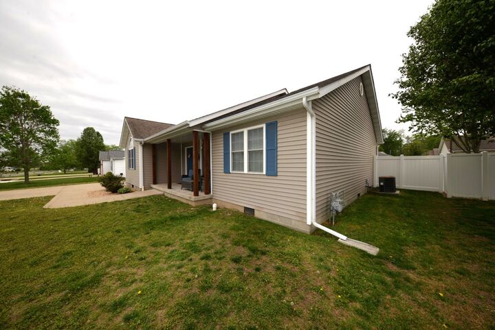 Property Photo:  401 E Beacon Court  IL 62864 