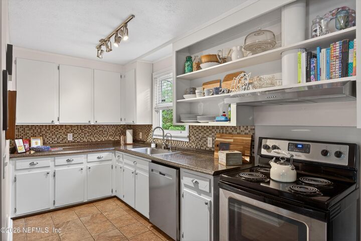 Property Photo: 1573 Charon Road FL 32205