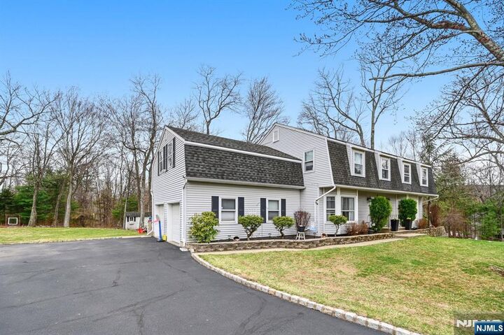 Property Photo:  6 Robin Drive  NJ 07438 