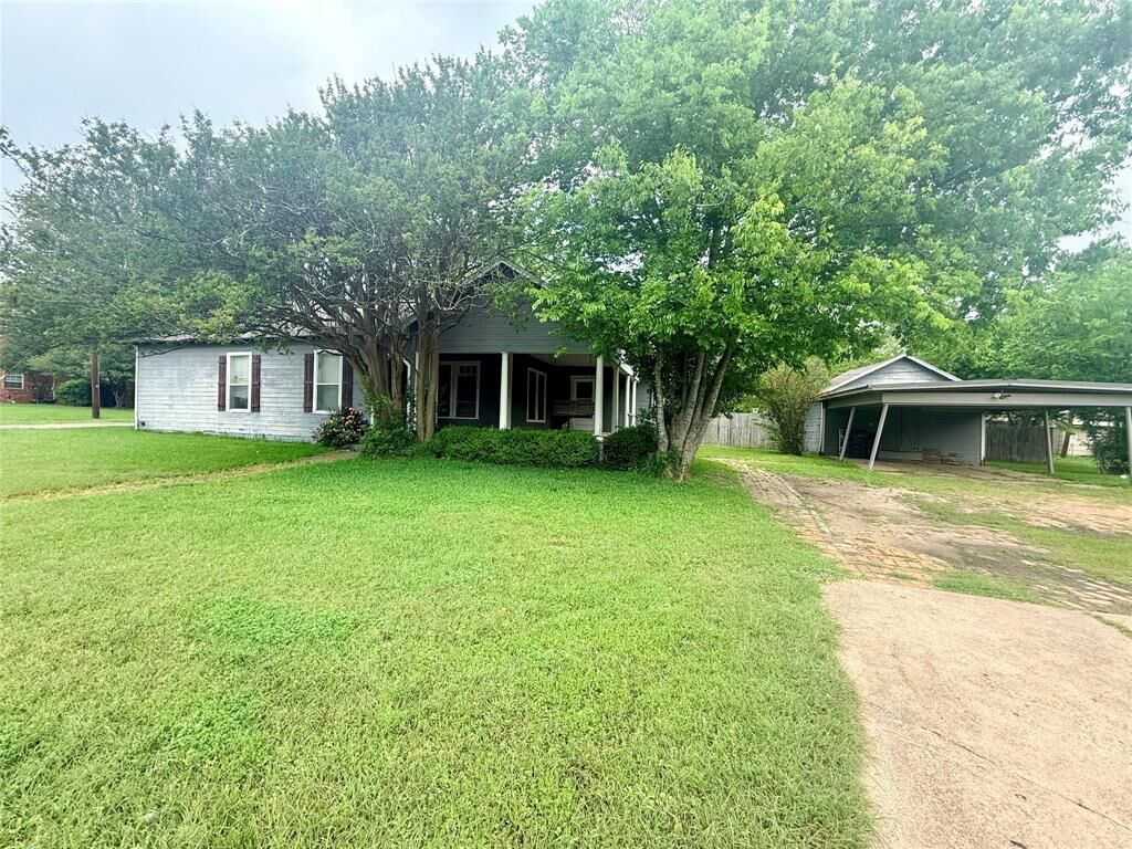 Property Photo:  302 W Orville Street  TX 75169 