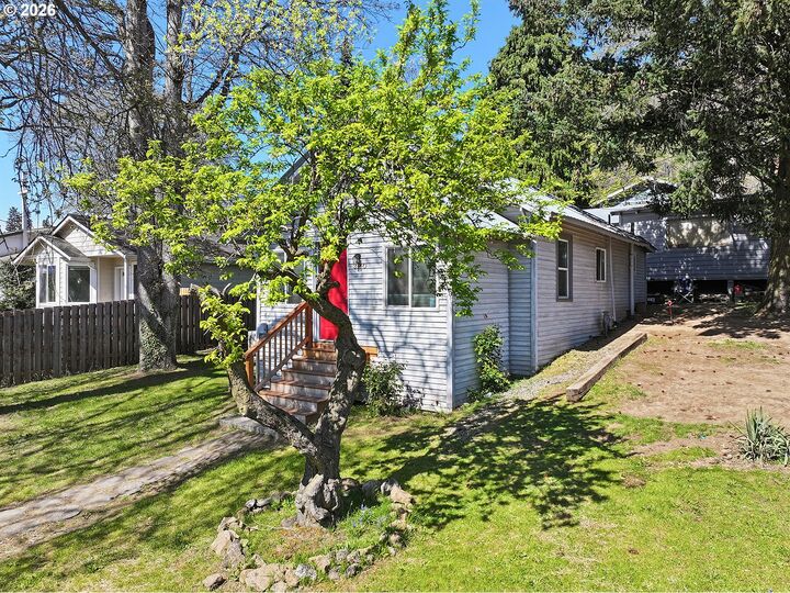 Property Photo: 320 E Steuben St WA 98605