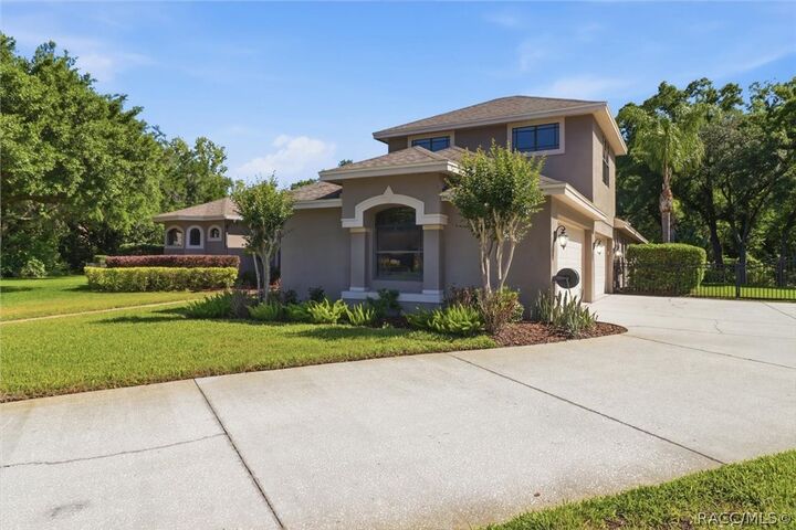 Property Photo:  5902 Hammock Woods Drive  FL 33556 