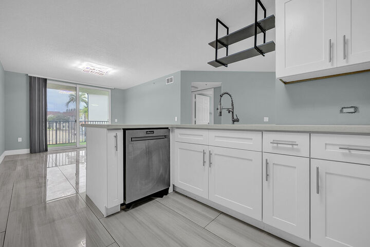Property Photo:  1010 Villa Circle  FL 33435 
