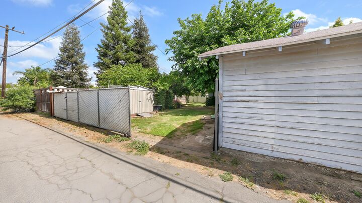 Property Photo:  104 N Orange Avenue  CA 93221 
