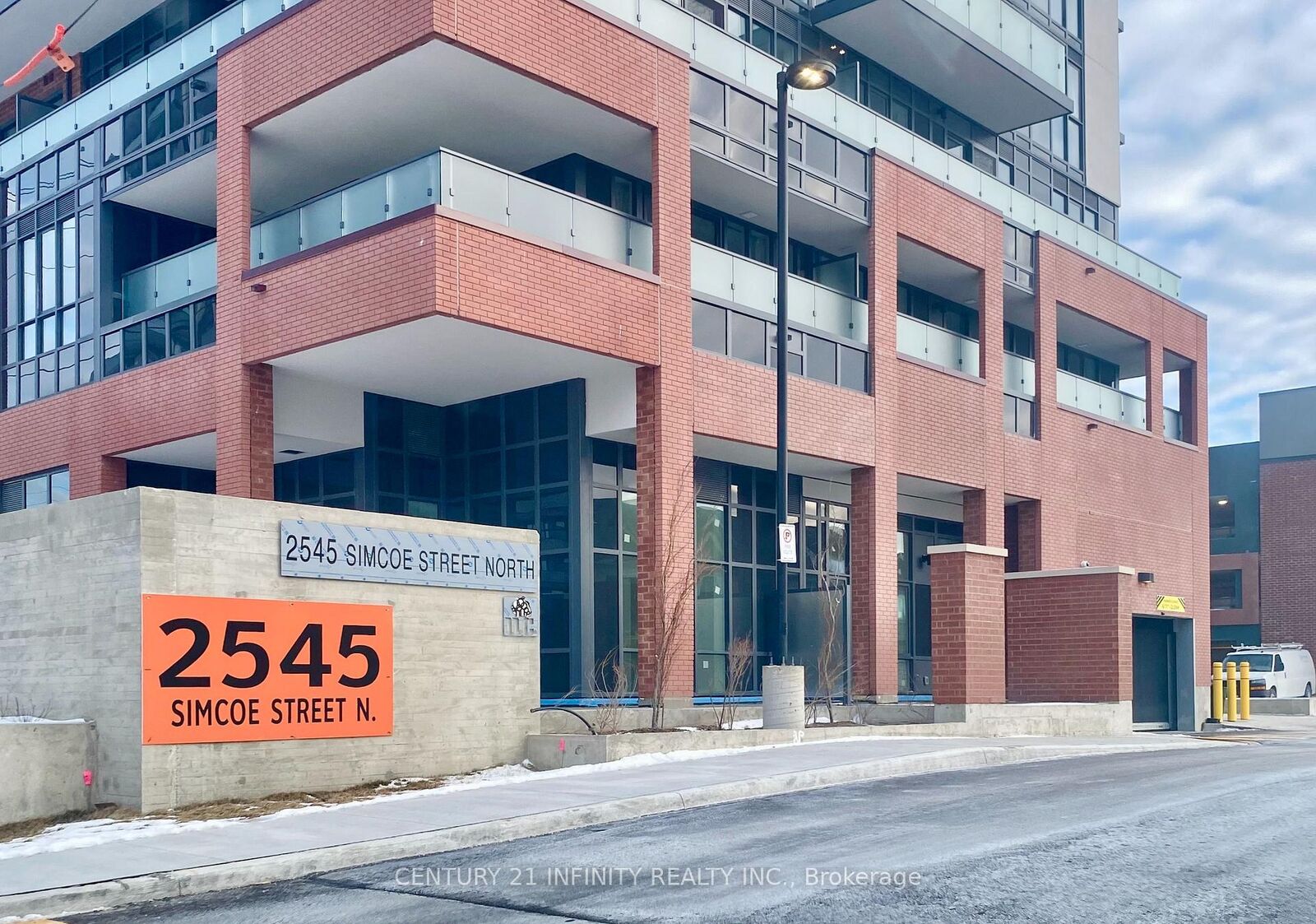 Property Photo:  2545 Simcoe Street N 2006  ON L1H 7K4 