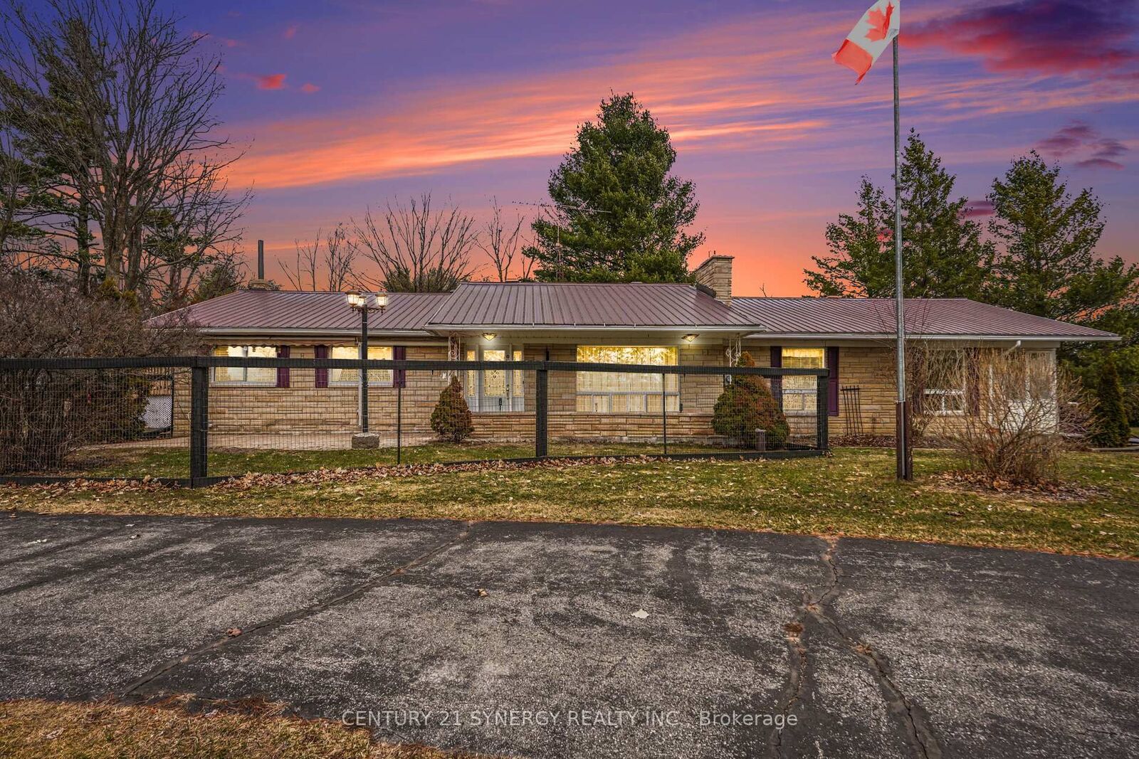 Property Photo:  220 Highfield Crescent  ON K7C 3P2 