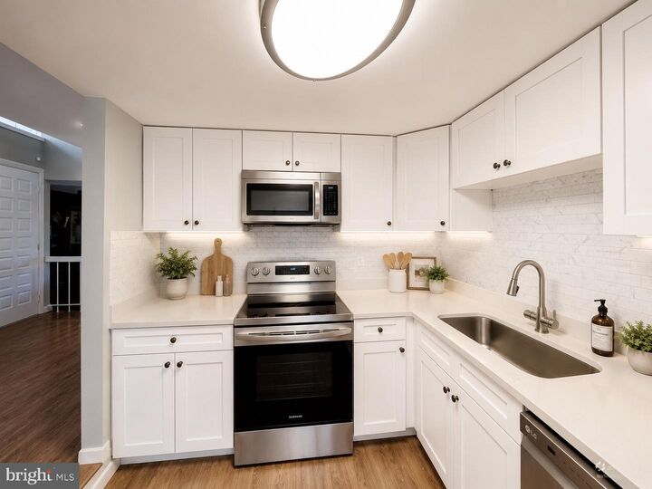 Property Photo:  18428 Point Seneca Place  MD 20874 