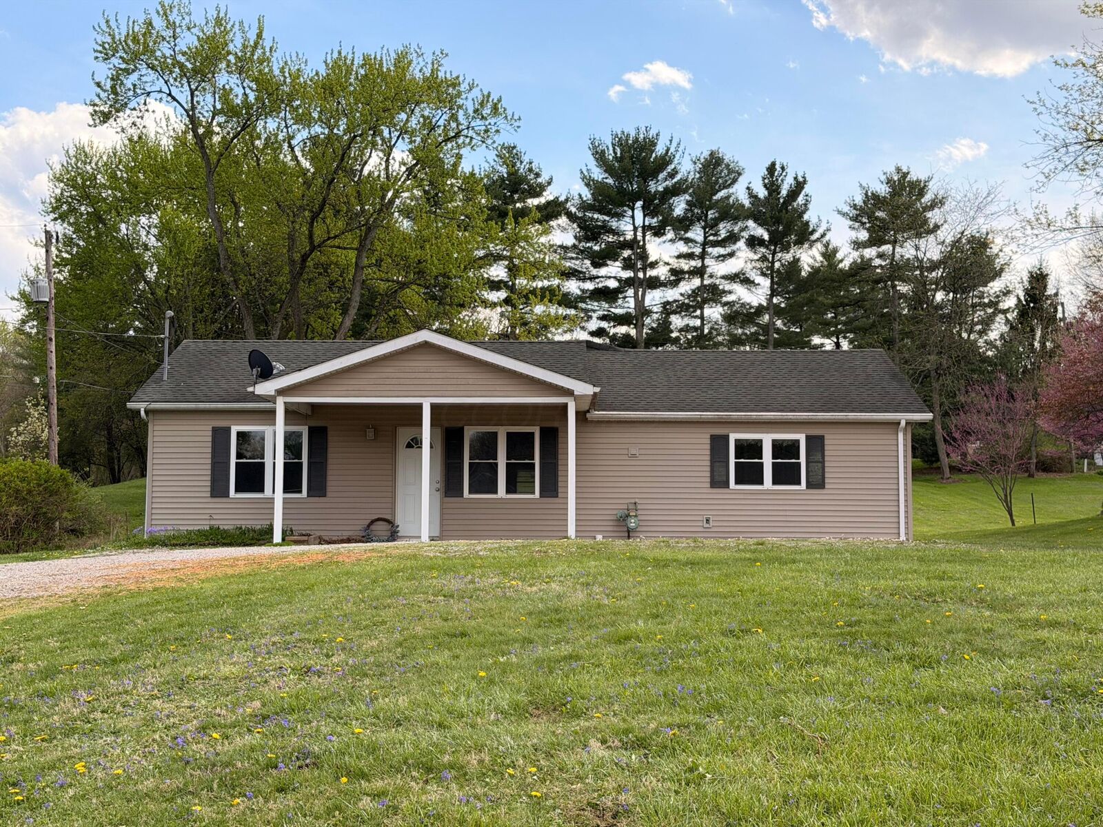 Property Photo: 1289 Rainbow NE Drive OH 43130