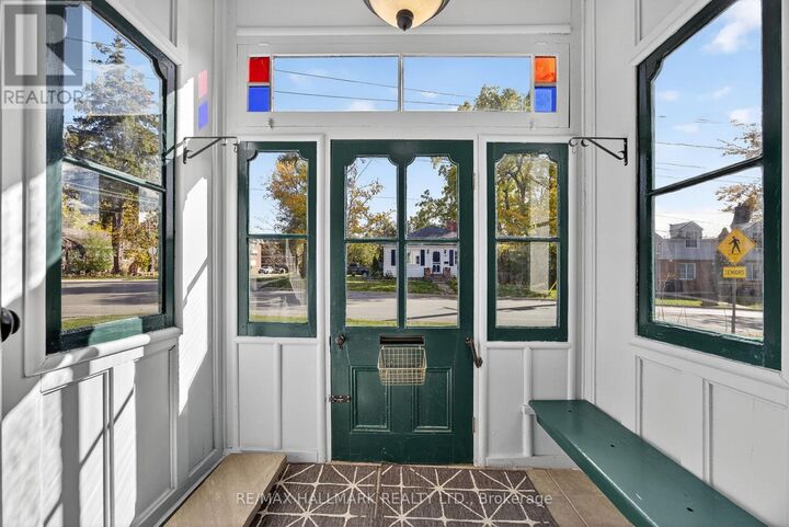 Property Photo:  84 Wellington Street East  ON L4M 3K9 