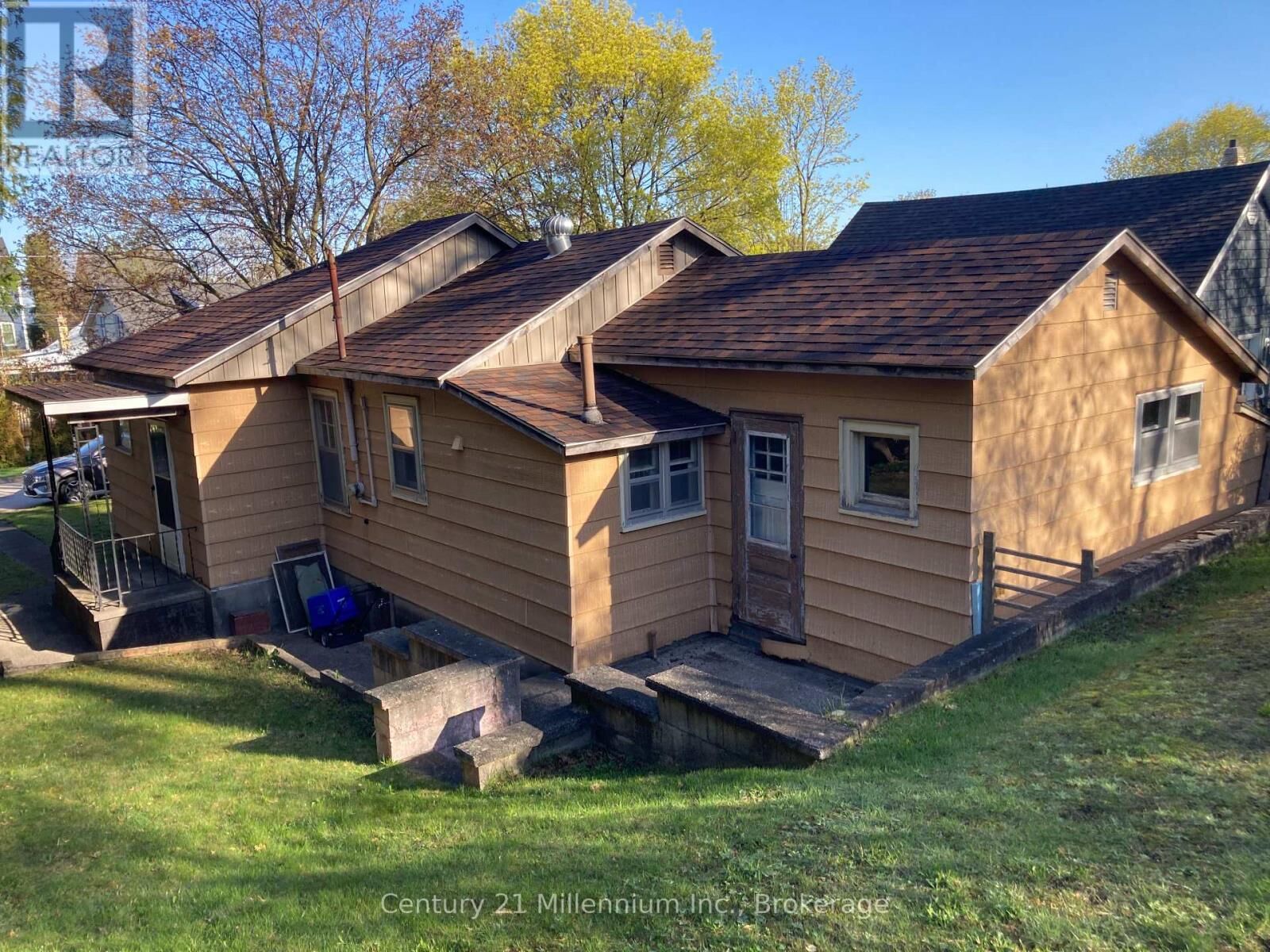 Property Photo:  897 McDonald Avenue  ON N2Z 1A5 