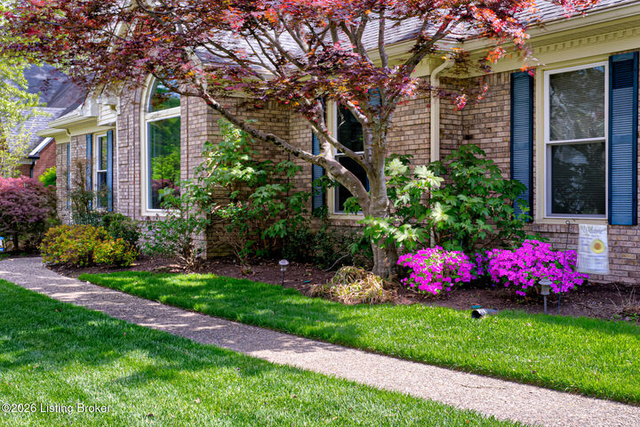 Property Photo:  9804 Colonnades Pl  KY 40299 