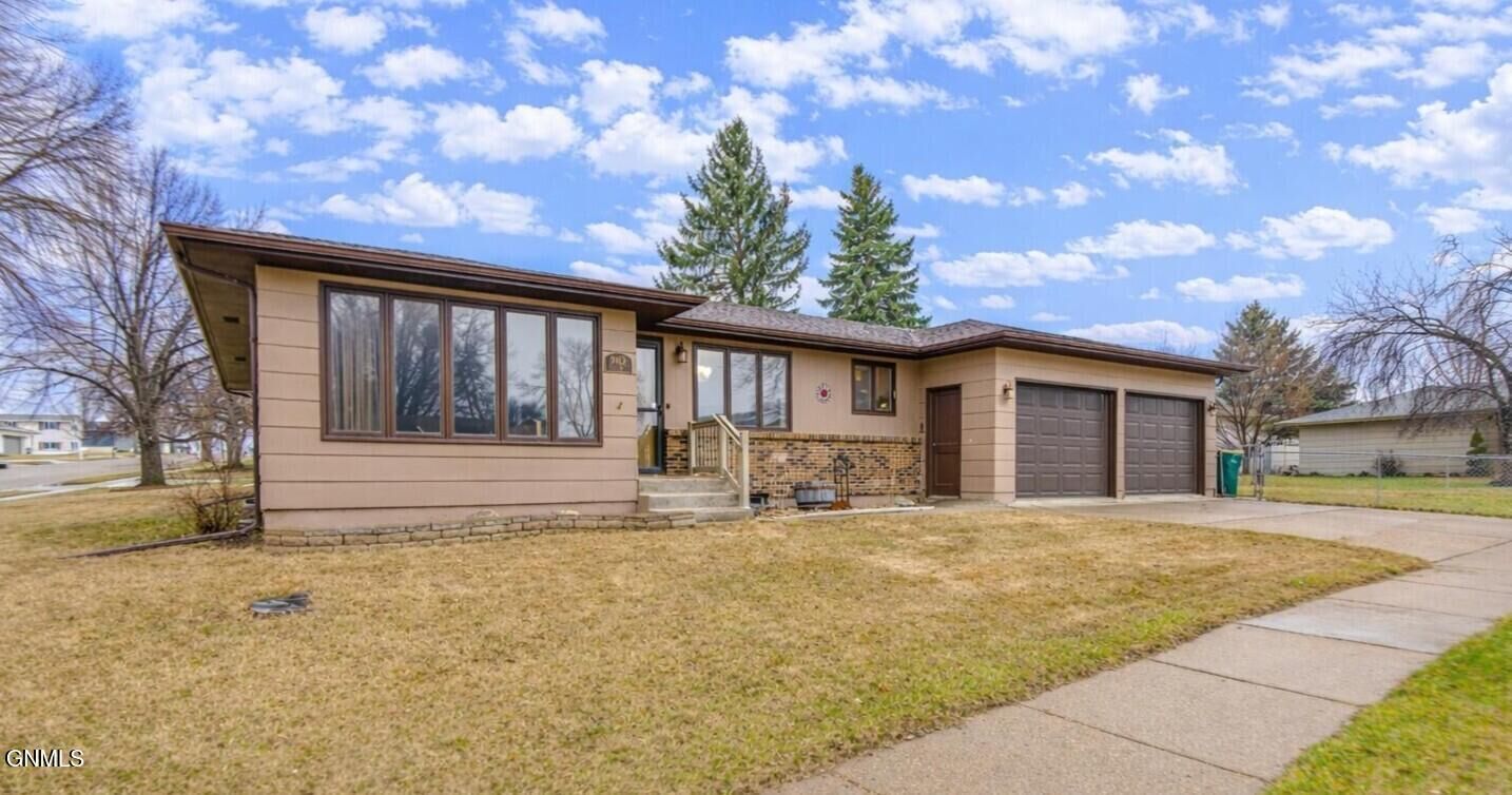 Property Photo:  1913 Grant Drive  ND 58501 