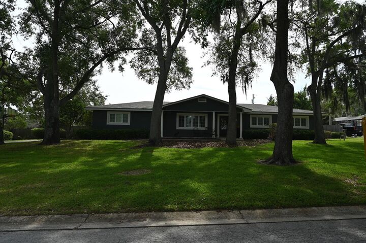 Property Photo:  1311 Estatewood Drive  FL 33510 