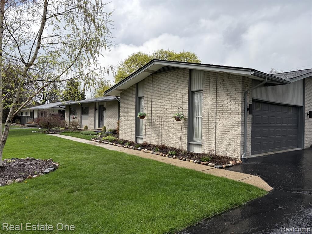 Property Photo:  1115 Torpey Drive  MI 48083 5442 