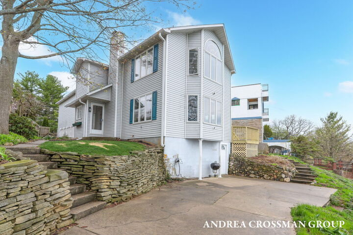 Property Photo: 567 Breezy Bluff Street MI 49015
