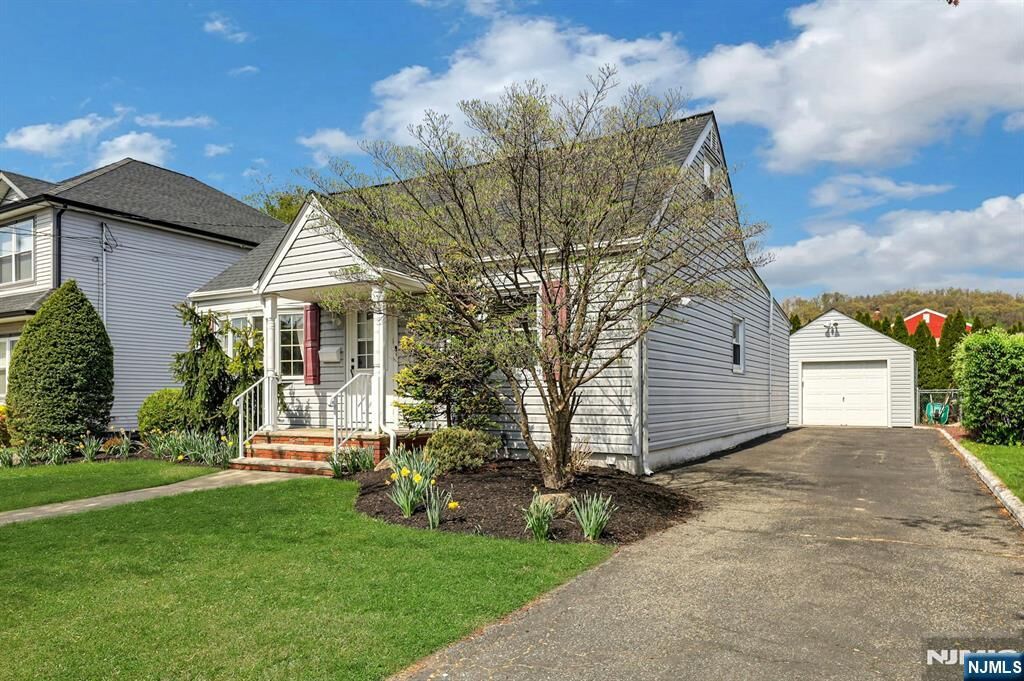 Property Photo:  16 Maple Hill Road  NJ 07013 