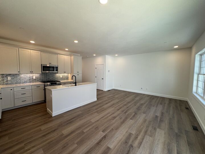Property Photo:  7A Dearborn Circle  NH 03045 