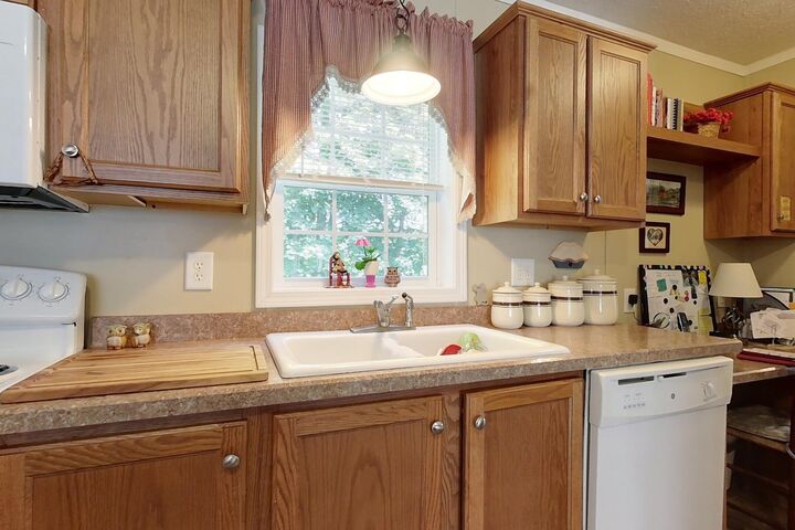 Property Photo: 6 Mapleshade Drive NH 03062