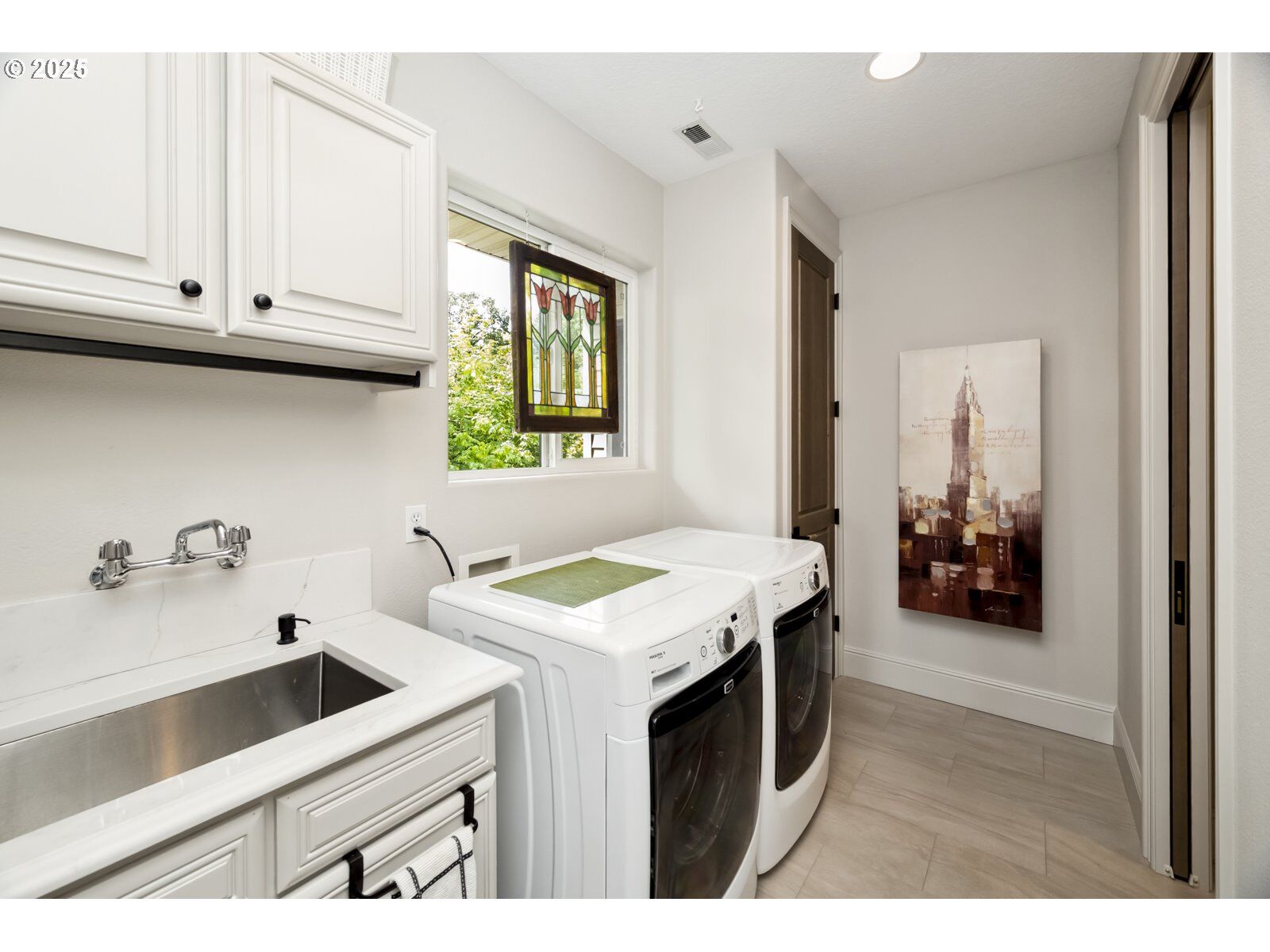 Property Photo: 7568 S Laview Dr OR 97219