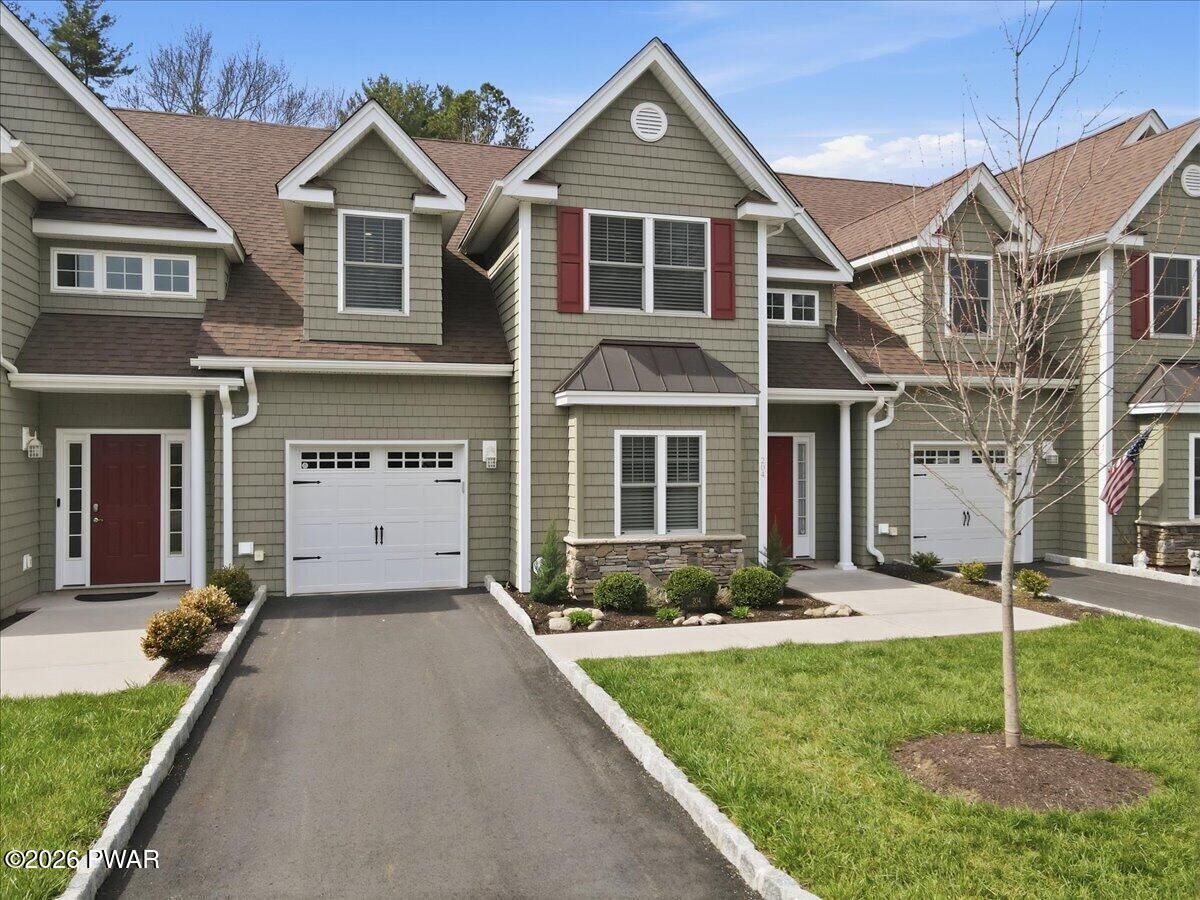 Property Photo:  204 Braeburn Path  PA 18336 
