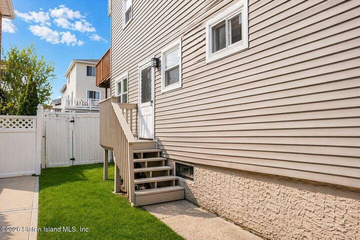 Property Photo:  75 Villa Nova Street  NY 10314 