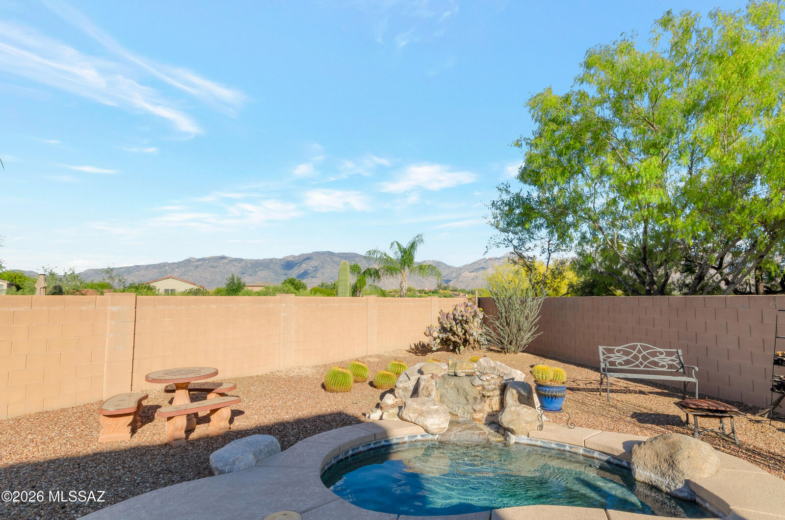 Property Photo: 909 W Leatherleaf Drive AZ 85755