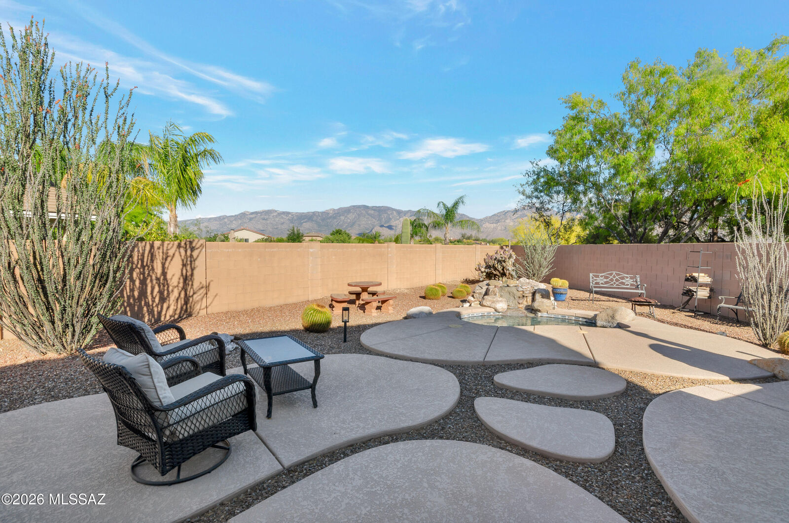 Property Photo:  909 W Leatherleaf Drive  AZ 85755 
