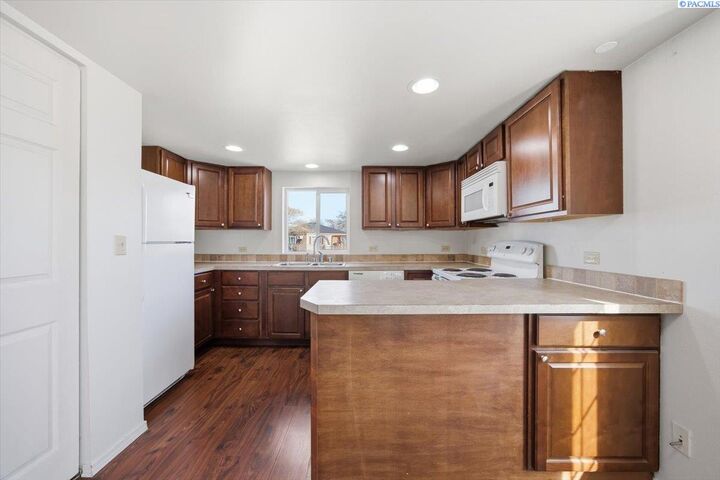 Property Photo: 412 Adams St WA 99352