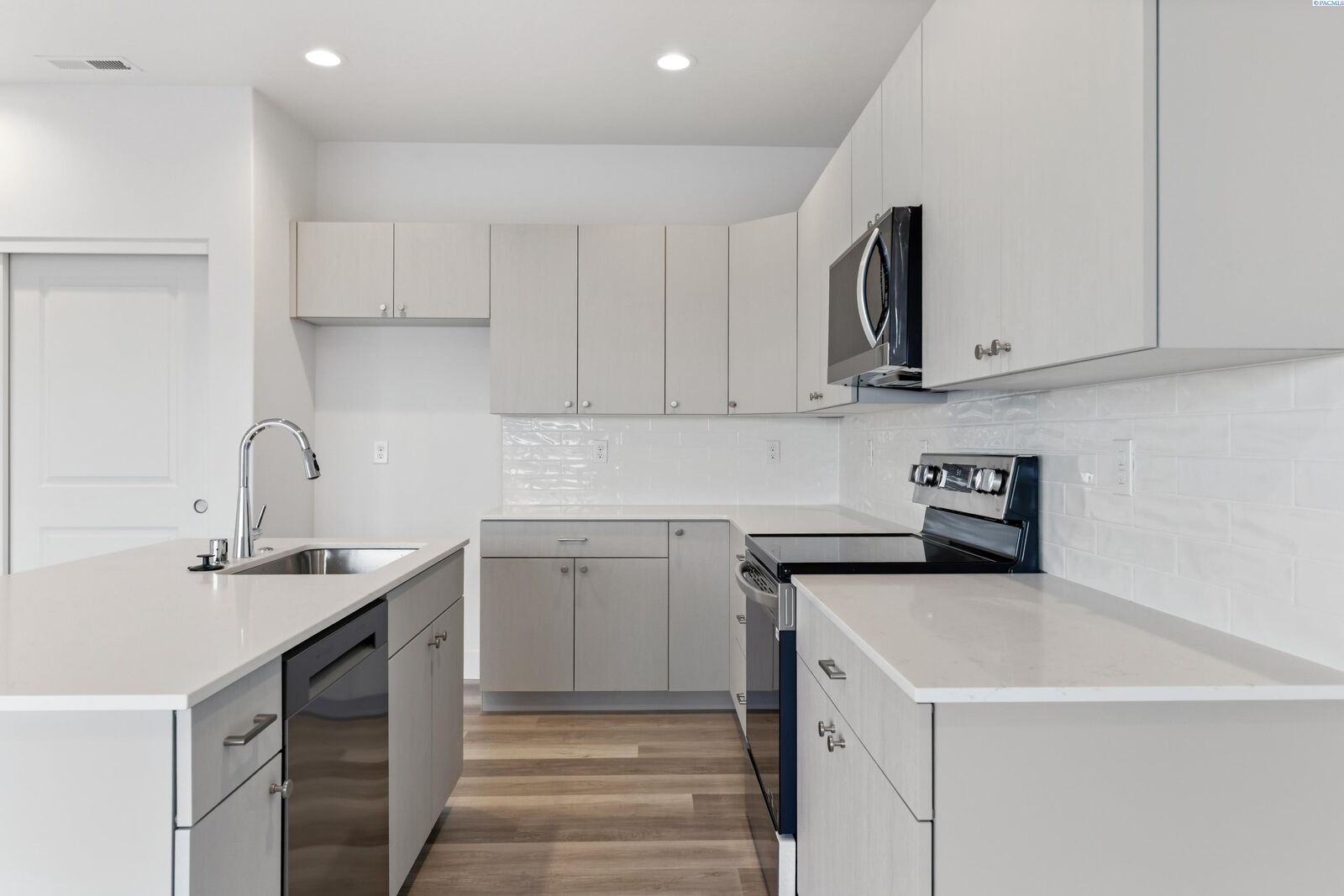 Property Photo:  7596 Grapevine Ct  WA 99353 