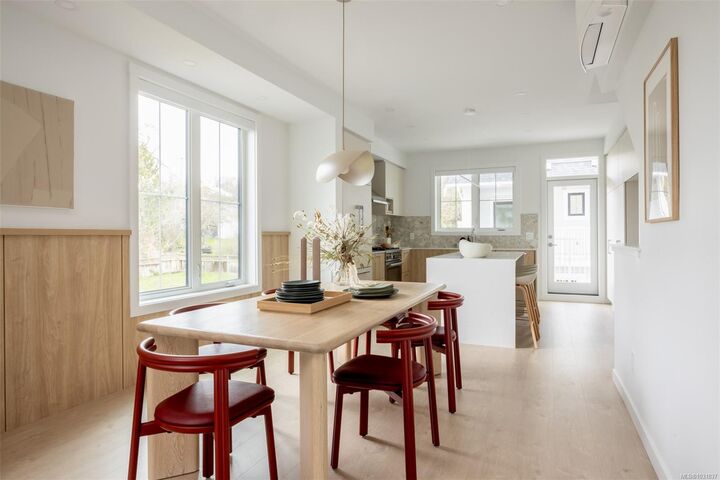 Property Photo:  630 Gorge Rd W Th7  BC V9A 1N5 