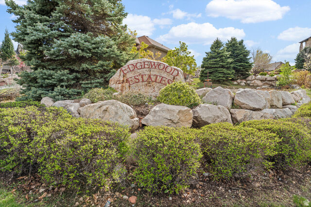 Property Photo:  178 E Edgecrest Ln  UT 84054 