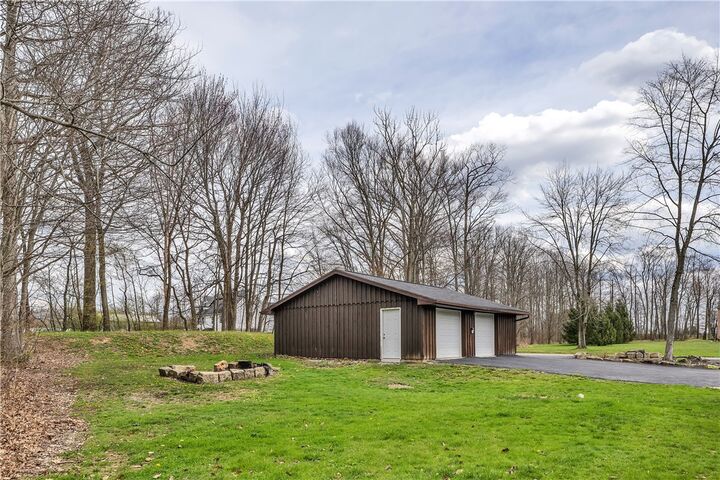 Property Photo:  10 N Gait Dr  PA 16127 