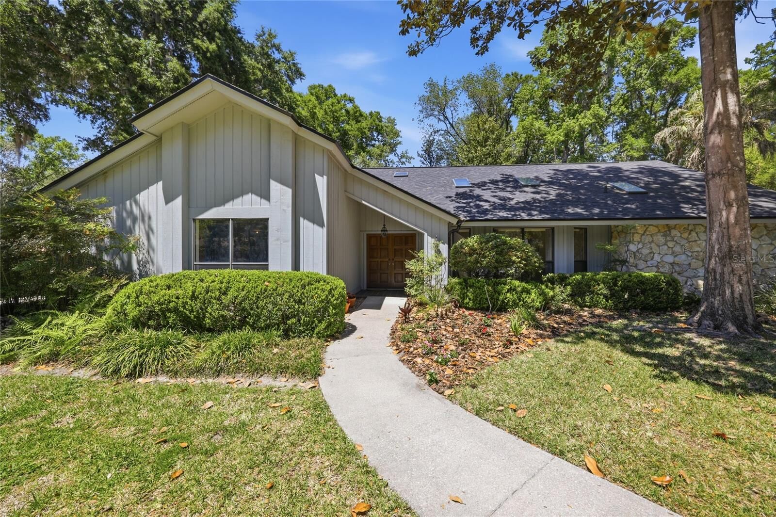 Property Photo:  2408 NW 14th Place  FL 32605 