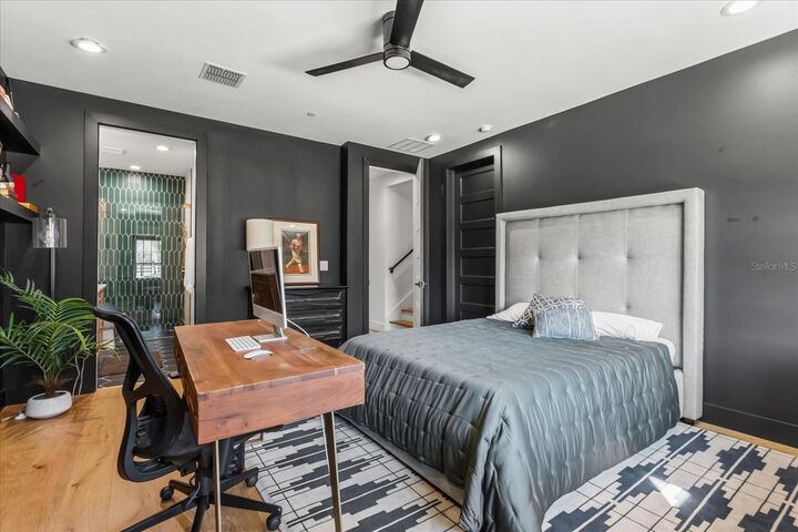 Property Photo:  68 N Park Avenue  FL 34787 