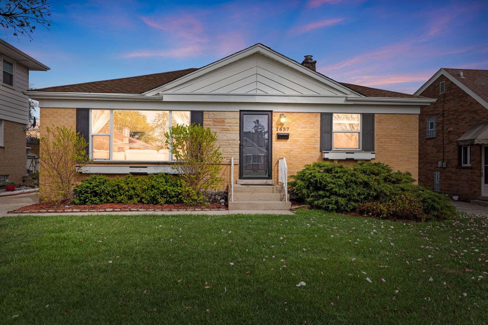 Property Photo: 1637 Heidorn Avenue IL 60154