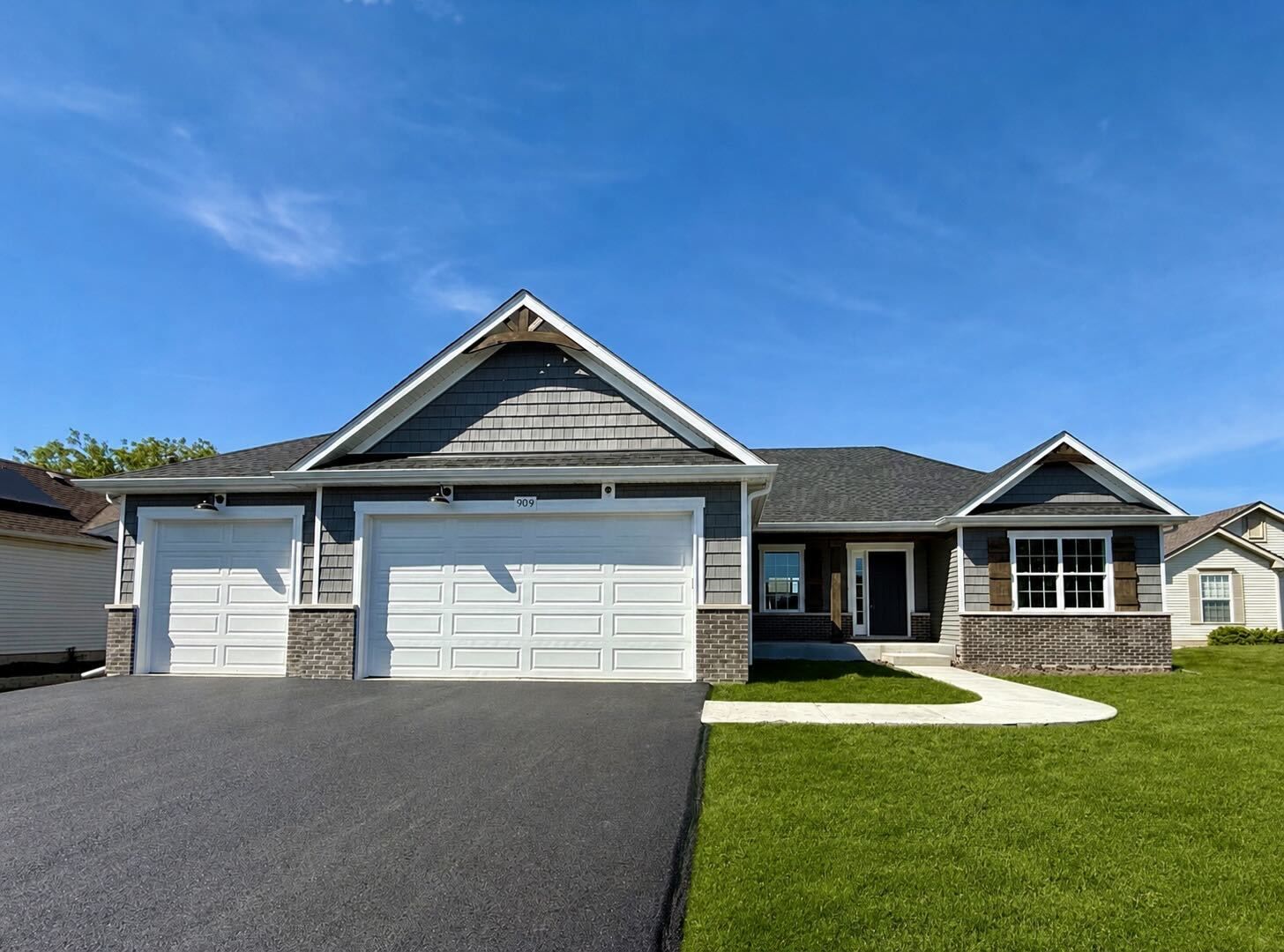 Property Photo: 909 Bainbridge Court IL 60548