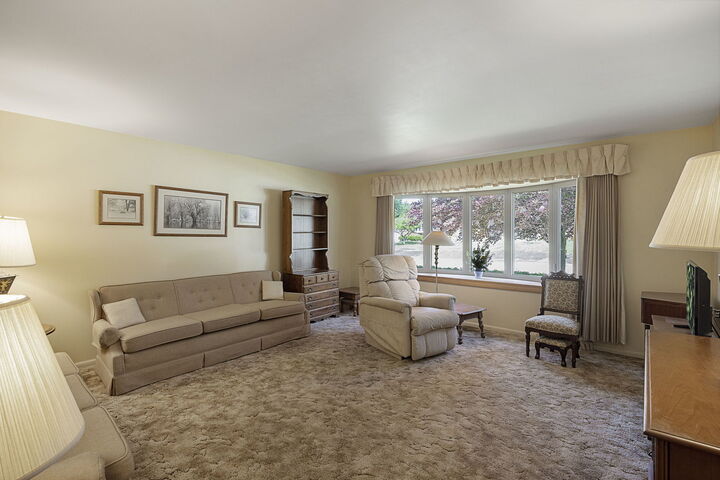 Property Photo: 218 Gladys Avenue IL 60021