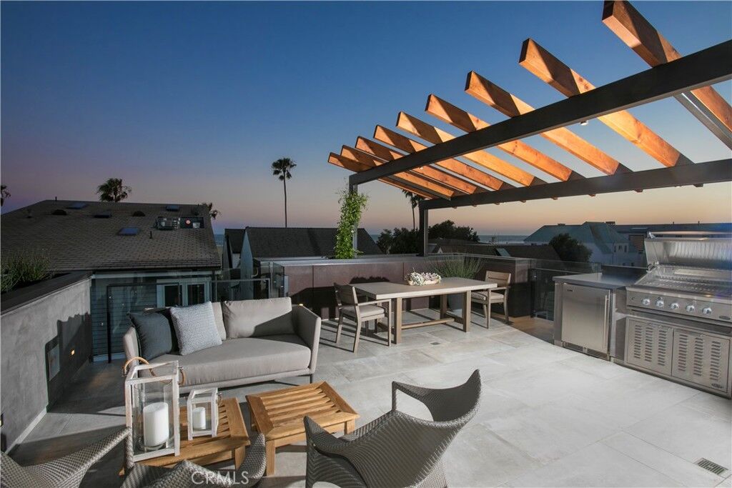 Property Photo: 1139 1/2 W Balboa Blvd CA 92661