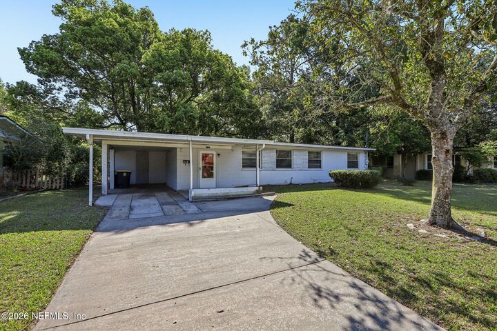 Property Photo: 3827 Colebrooke Drive FL 32210