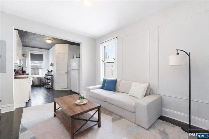 Property Photo:  33 Thorne Street 4  NJ 07307 