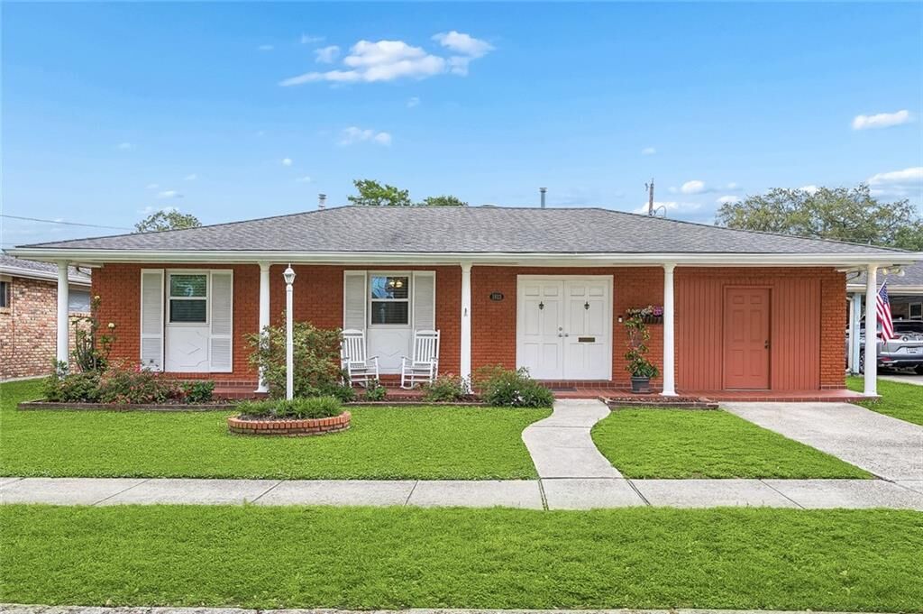 Property Photo:  1813 N Turnbull Drive  LA 70001 