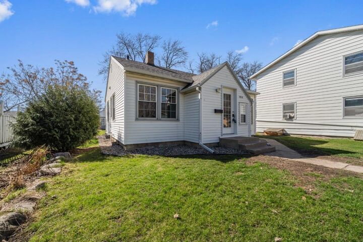 Property Photo:  1014 Hawthorne Street  MN 56308 