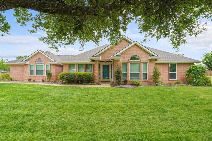 Property Photo:  830 S Clinton Lane  TX 76065 