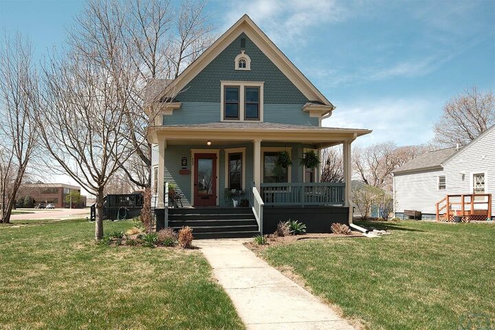 Property Photo:  407 2nd Avenue NE  IA 51250 